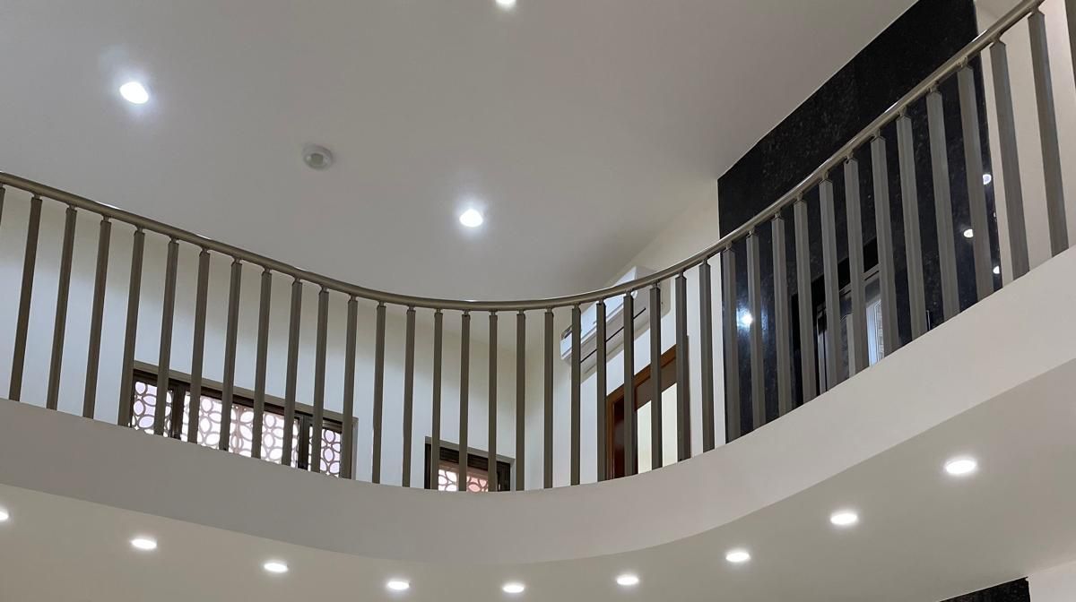 The curved gallery landing above the entrance hall